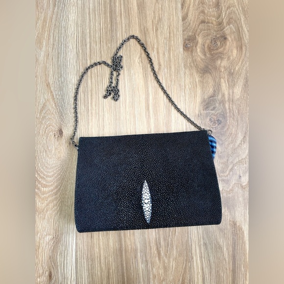 PAIGE GAMBLE BLACK STINGRAY & Accentuated With BLUE PYTHON CLASSIC CLUTCH - Picture 10 of 10
